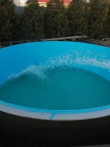 Бассейн заполняется водой